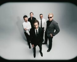 Interpol méprise AI sur son nouveau single atmosphérique "Iron City"
