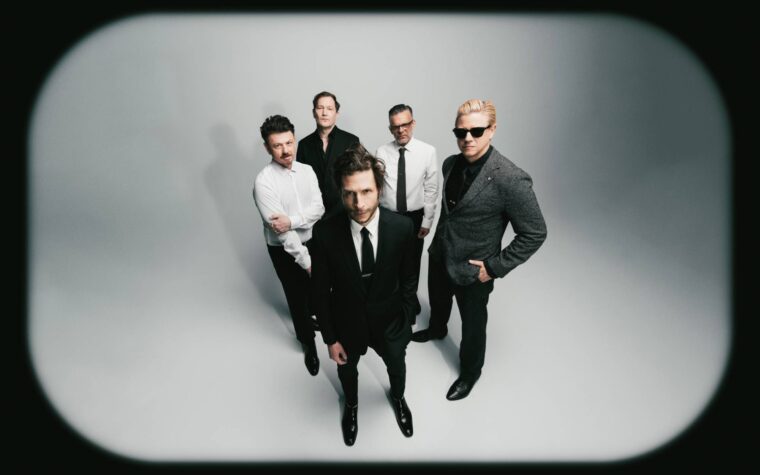 Interpol méprise AI sur son nouveau single atmosphérique « Iron City » Interpol méprise AI sur son nouveau single atmosphérique « Iron City »
