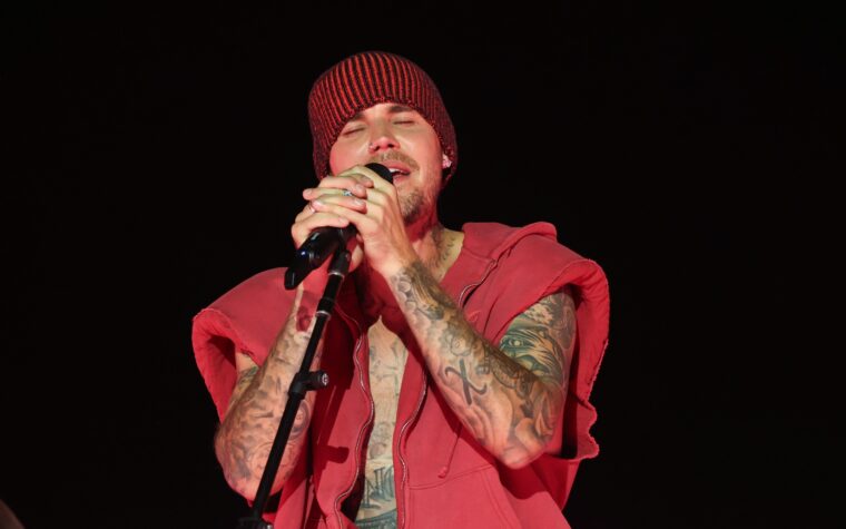 Justin Bieber rejoint le line-up pour le spectacle de la mi-temps de la finale de la Coupe du Monde de la FIFA de Chris Martin aux côtés de Madonna, Shakira et BTS Justin Bieber rejoint le line-up pour le spectacle de la mi-temps de la finale de la Coupe du Monde de la FIFA de Chris Martin aux côtés de Madonna, Shakira et BTS