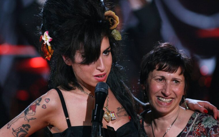 La mère d'Amy Winehouse rend hommage et revient sur le 15e anniversaire de sa mort : « Elle a été victime de son propre succès » La mère d'Amy Winehouse rend hommage et revient sur le 15e anniversaire de sa mort : « Elle a été victime de son propre succès »