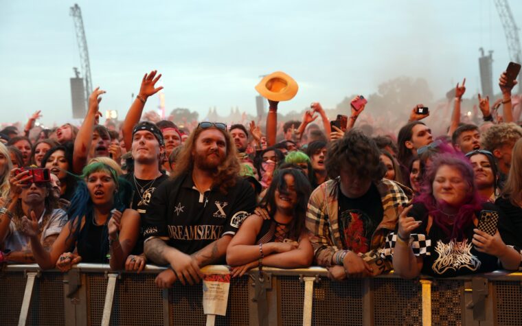 Le Reading Festival demande une licence pour devenir un événement de quatre jours avec de la musique le jeudi soir également Le Reading Festival demande une licence pour devenir un événement de quatre jours avec de la musique le jeudi soir également