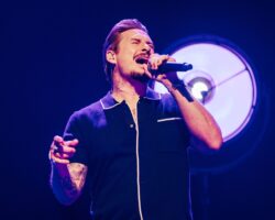 Le chanteur bleu Lee Ryan sera condamné pour voies de fait aggravées à caractère raciste contre un steward de l'air après avoir perdu son appel