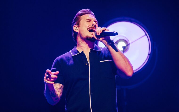 Le chanteur bleu Lee Ryan sera condamné pour voies de fait aggravées à caractère raciste contre un steward de l'air après avoir perdu son appel Le chanteur bleu Lee Ryan sera condamné pour voies de fait aggravées à caractère raciste contre un steward de l'air après avoir perdu son appel