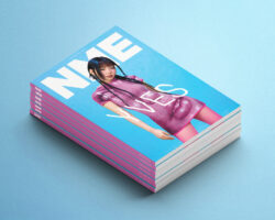 Le numéro de juillet/août 2026 de NME Magazine mettant en vedette Yves est maintenant disponible