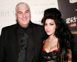 Le père d'Amy Winehouse a été condamné à payer près d'un million de livres sterling aux amis de la défunte chanteuse.