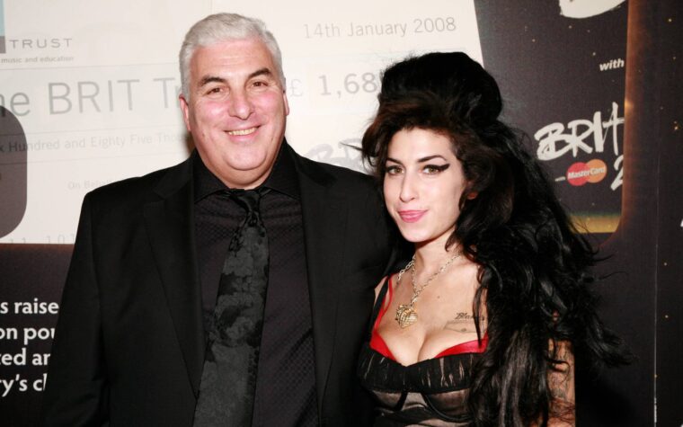 Le père d'Amy Winehouse a été condamné à payer près d'un million de livres sterling aux amis de la défunte chanteuse. Le père d'Amy Winehouse a été condamné à payer près d'un million de livres sterling aux amis de la défunte chanteuse.