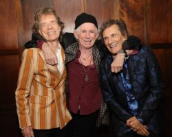 Les Rolling Stones égalent les Beatles avec le 15e album numéro un au Royaume-Uni
