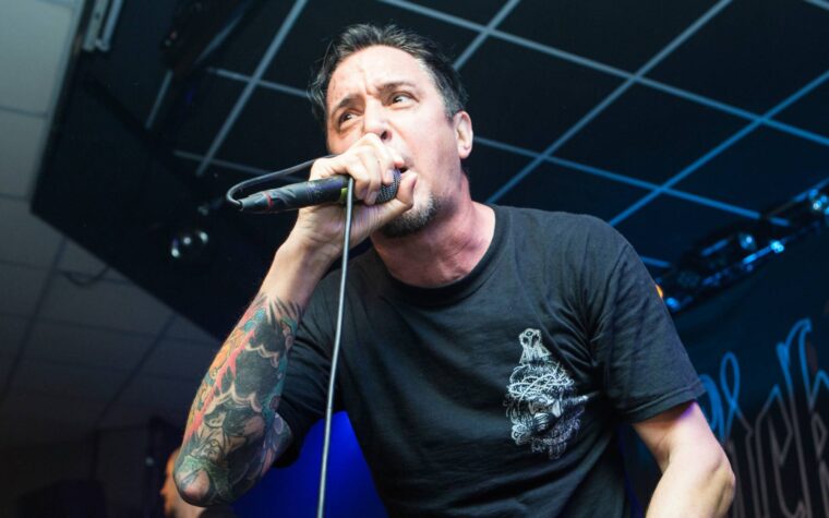 Lou Koller, leader de Sick Of It All, est décédé à l'âge de 59 ans après deux ans de lutte contre le cancer. Lou Koller, leader de Sick Of It All, est décédé à l'âge de 59 ans après deux ans de lutte contre le cancer.
