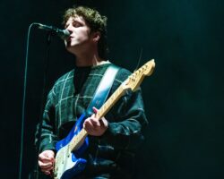 Overpass dit que reprendre Harry Styles façonne sa nouvelle musique : "Nous aimerions faire quelque chose de scandaleux"