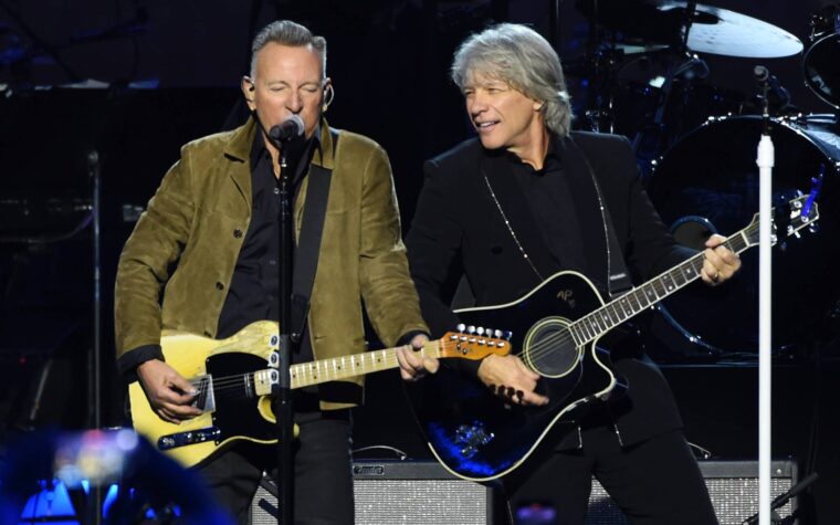 Regardez Bruce Springsteen rejoindre Bon Jovi pour « Who Says You Can't Go Home » et « The Promised Land » au Madison Square Garden Regardez Bruce Springsteen rejoindre Bon Jovi pour « Who Says You Can't Go Home » et « The Promised Land » au Madison Square Garden