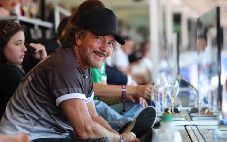 Regardez Eddie Vedder s'imprégner de la gloire alors que « Alive » de Pearl Jam est joué pendant la pause hydratation du match de Coupe du monde entre les États-Unis et la Belgique. Regardez Eddie Vedder s'imprégner de la gloire alors que « Alive » de Pearl Jam est joué pendant la pause hydratation du match de Coupe du monde entre les États-Unis et la Belgique.