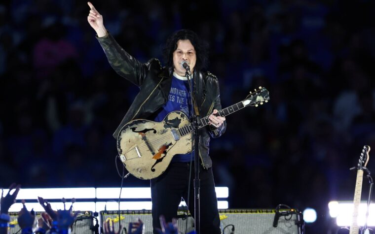 Regardez Jack White jouer trois chansons avec sa fille Scarlett à la basse à Brooklyn Regardez Jack White jouer trois chansons avec sa fille Scarlett à la basse à Brooklyn