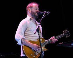 Regardez Justin Vernon jouer l'intégralité des reprises de Bob Dylan au festival des Eaux Claires