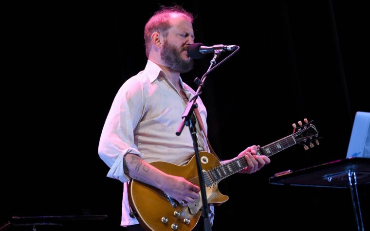 Regardez Justin Vernon jouer l'intégralité des reprises de Bob Dylan au festival des Eaux Claires Regardez Justin Vernon jouer l'intégralité des reprises de Bob Dylan au festival des Eaux Claires