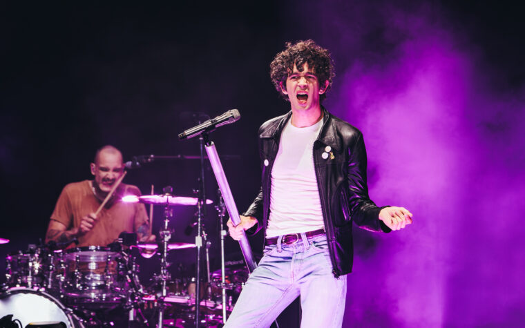 Regardez Matty Healy chanter avec le groupe hommage à The 1975 lors de son enterrement de vie de garçon à Malibu Regardez Matty Healy chanter avec le groupe hommage à The 1975 lors de son enterrement de vie de garçon à Malibu