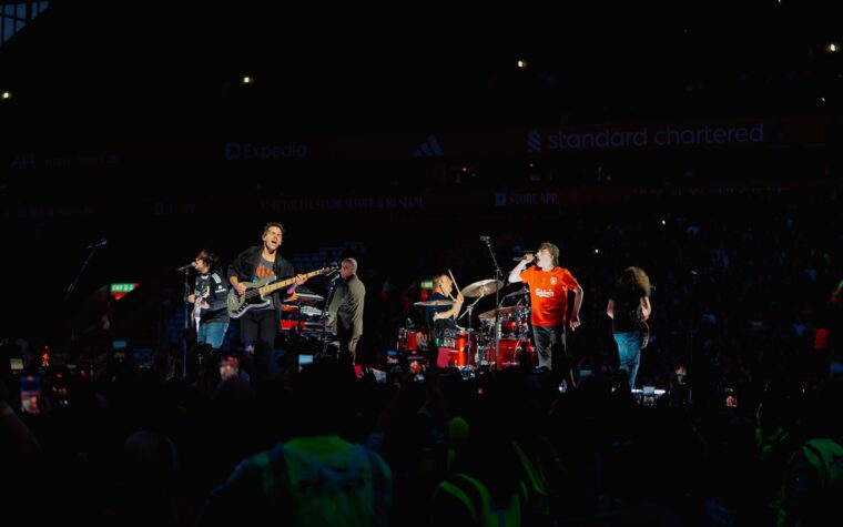 Regardez My Chemical Romance dépoussiérer « Save Yourself, I'll Hold Them Back » à Anfield et rendre hommage au Liverpool FC Regardez My Chemical Romance dépoussiérer « Save Yourself, I'll Hold Them Back » à Anfield et rendre hommage au Liverpool FC