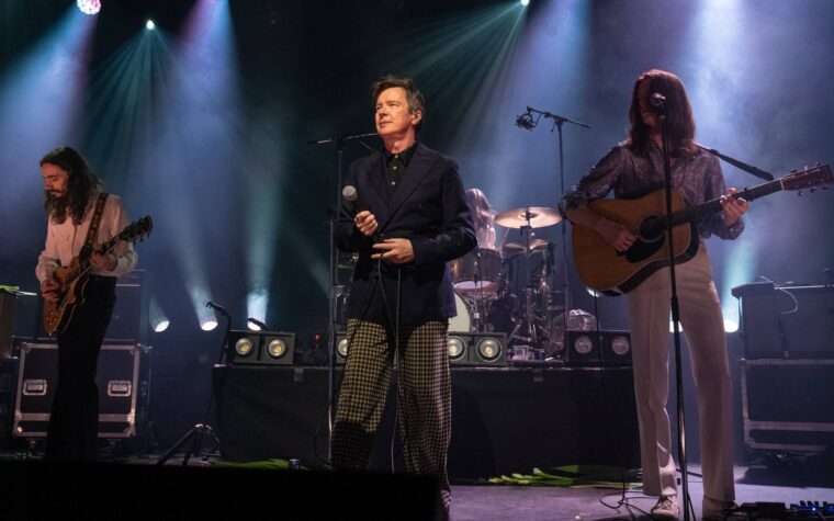 Regardez Rick Astley rejoindre Blossoms pour « Joke About Divorce » à Tramlines Regardez Rick Astley rejoindre Blossoms pour « Joke About Divorce » à Tramlines