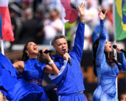 Regardez Robbie Williams, Laura Pausini et Nicole Scherzinger interpréter « Desire » lors de la cérémonie de clôture de la Coupe du monde 2026™