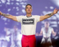 Regardez Robbie Williams surprendre ses fans en jouant dans la rue des "Anges" dans les rues de Séville