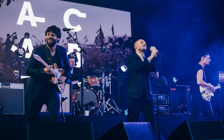 Regardez la nouvelle chanson passionnée des Maccabees, « Ballad Of So Long », en direct à Édimbourg Regardez la nouvelle chanson passionnée des Maccabees, « Ballad Of So Long », en direct à Édimbourg