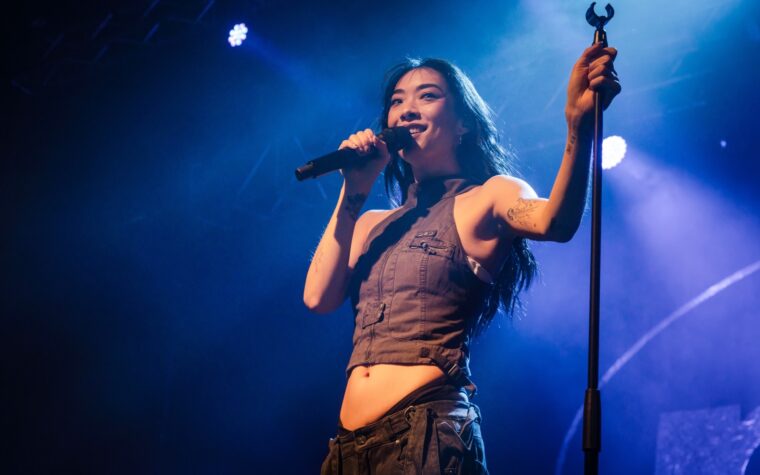 Rina Sawayama révèle qu'elle a enregistré « 40 ou 50 » nouvelles chansons au cours des deux dernières années Rina Sawayama révèle qu'elle a enregistré « 40 ou 50 » nouvelles chansons au cours des deux dernières années