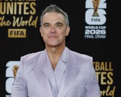 Robbie Williams répond aux allégations selon lesquelles de la cocaïne est tombée de son visage sur le microphone lors d'une interview télévisée pour la Coupe du monde