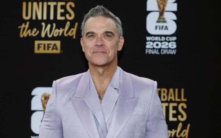 Robbie Williams répond aux allégations selon lesquelles de la cocaïne est tombée de son visage sur le microphone lors d'une interview télévisée pour la Coupe du monde Robbie Williams répond aux allégations selon lesquelles de la cocaïne est tombée de son visage sur le microphone lors d'une interview télévisée pour la Coupe du monde