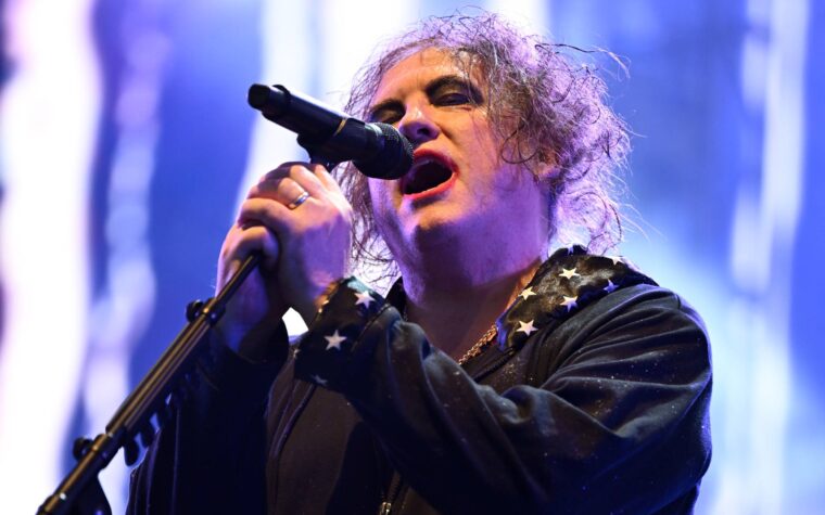Robert Smith de The Cure n'attend pas avec impatience le spectacle de Chris Martin à la mi-temps de la Coupe du monde Robert Smith de The Cure n'attend pas avec impatience le spectacle de Chris Martin à la mi-temps de la Coupe du monde