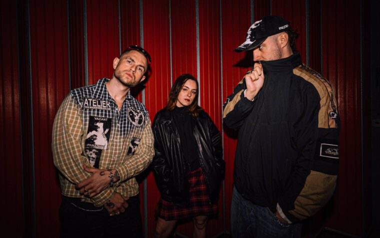 Snayx lance une nouvelle ère avec l'hymne mélancolique de l'été « Nice Day 4 It » Snayx lance une nouvelle ère avec l'hymne mélancolique de l'été « Nice Day 4 It »