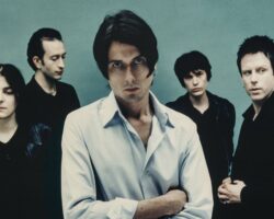 Suede annonce la réédition du 30e anniversaire de "Coming Up" ainsi qu'une collection de singles de 12 pouces