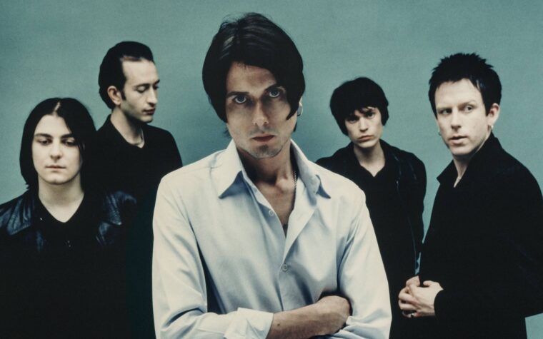Suede annonce la réédition du 30e anniversaire de « Coming Up » ainsi qu'une collection de singles de 12 pouces Suede annonce la réédition du 30e anniversaire de « Coming Up » ainsi qu'une collection de singles de 12 pouces