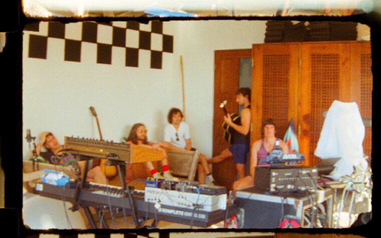 The Strokes – Critique de « Reality Awaits » : sur une forme ludique et puissante The Strokes – Critique de « Reality Awaits » : sur une forme ludique et puissante