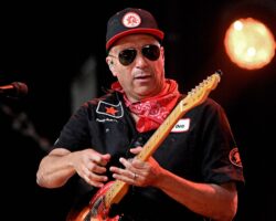 Tom Morello lance le projet commémoratif Mary Morello en l'honneur de sa défunte mère