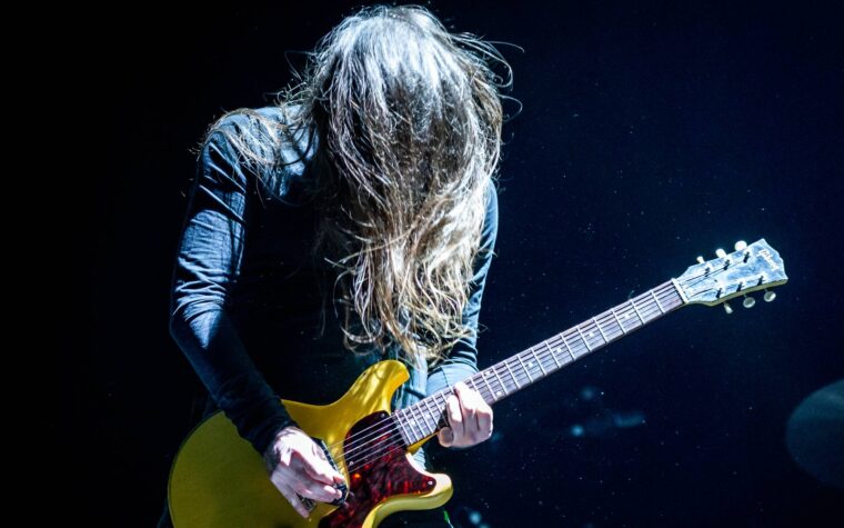 Uncle Acid et les Deadbeats ont critiqué Gorillaz, « doux comme de la merde pour bébé », pour avoir prétendument « secoué une crise » et forcé la fin anticipée de leur set à Roskilde. Uncle Acid et les Deadbeats ont critiqué Gorillaz, « doux comme de la merde pour bébé », pour avoir prétendument « secoué une crise » et forcé la fin anticipée de leur set à Roskilde.