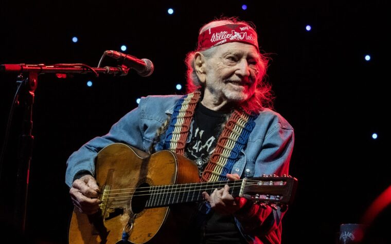 Willie Nelson appelle les communautés à « lutter » contre les centres de données Willie Nelson appelle les communautés à « lutter » contre les centres de données