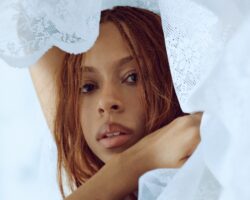 Ravyn Lenae – Critique de « Blue Island » : le prodige du R&B trouve son nouveau groove pop
