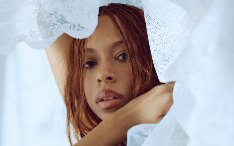 Ravyn Lenae – Critique de « Blue Island » : le prodige du R&B trouve son nouveau groove pop Ravyn Lenae – Critique de « Blue Island » : le prodige du R&B trouve son nouveau groove pop