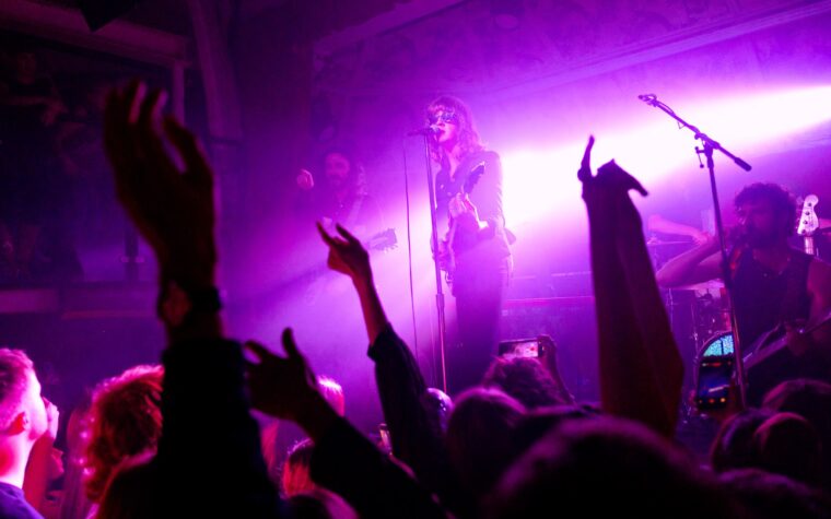 S'épanouit sur le côté « ludique » du sixième album alors qu'ils réfléchissent aux 10 ans de leurs débuts : « Se reposer sur nos lauriers n'a jamais été à l'ordre du jour » S'épanouit sur le côté « ludique » du sixième album alors qu'ils réfléchissent aux 10 ans de leurs débuts : « Se reposer sur nos lauriers n'a jamais été à l'ordre du jour »