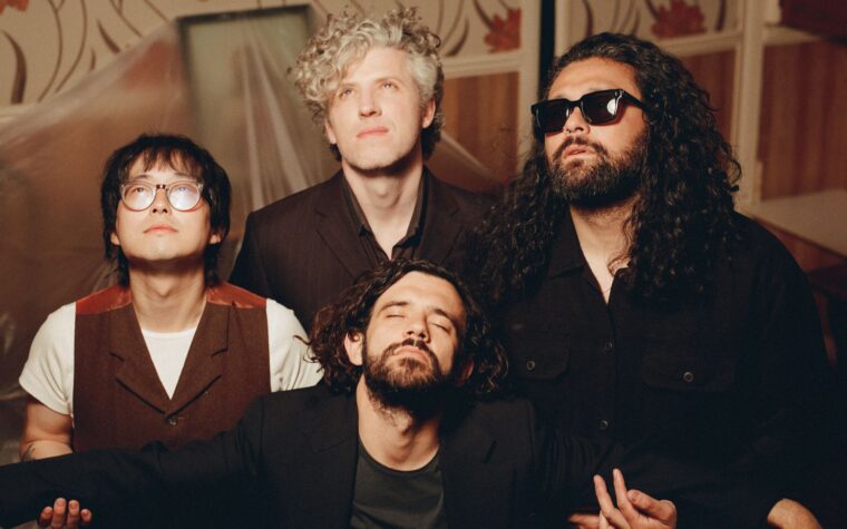Gang of Youths parle d'entrer dans une nouvelle ère sur « Things Take Time » : « C'était comme une véritable rupture avec le passé » Gang of Youths parle d'entrer dans une nouvelle ère sur « Things Take Time » : « C'était comme une véritable rupture avec le passé »