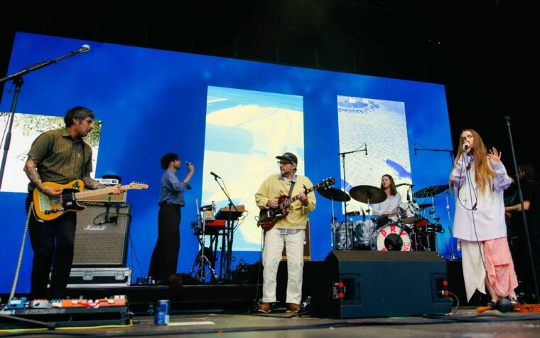Dry Cleaning fait ressortir Jeff Tweedy de Wilco pour « My Soul/Half Pint » à Green Man 2026 Dry Cleaning fait ressortir Jeff Tweedy de Wilco pour « My Soul/Half Pint » à Green Man 2026