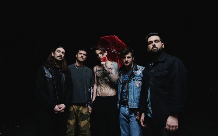 Caleb Shomo de Beartooth nous raconte comment il a finalement appris à s'aimer : « Soyez patient. Donnez-vous du temps, de la grâce et restez sur le chemin ». Caleb Shomo de Beartooth nous raconte comment il a finalement appris à s'aimer : « Soyez patient. Donnez-vous du temps, de la grâce et restez sur le chemin ».