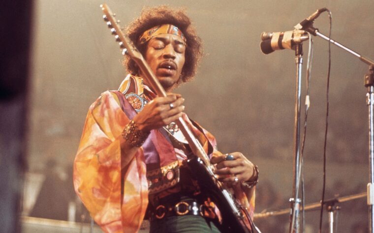 Images découvertes par un étudiant en art dramatique qui a filmé la performance de Jimi Hendrix à Woodstock depuis la scène Images découvertes par un étudiant en art dramatique qui a filmé la performance de Jimi Hendrix à Woodstock depuis la scène