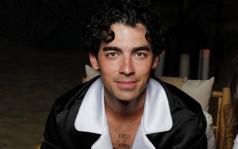 Joe Jonas dit qu'il a suivi une thérapie pour ses faibles ventes d'albums Joe Jonas dit qu'il a suivi une thérapie pour ses faibles ventes d'albums