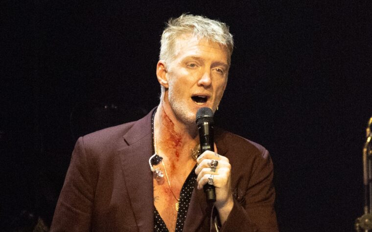 Josh Homme de Queens Of The Stone Age défie une amende de 10 000 $ au Ford Field de Détroit : « Ne laissez pas ces putains de connards d'entreprise vous dire quoi faire » Josh Homme de Queens Of The Stone Age défie une amende de 10 000 $ au Ford Field de Détroit : « Ne laissez pas ces putains de connards d'entreprise vous dire quoi faire »