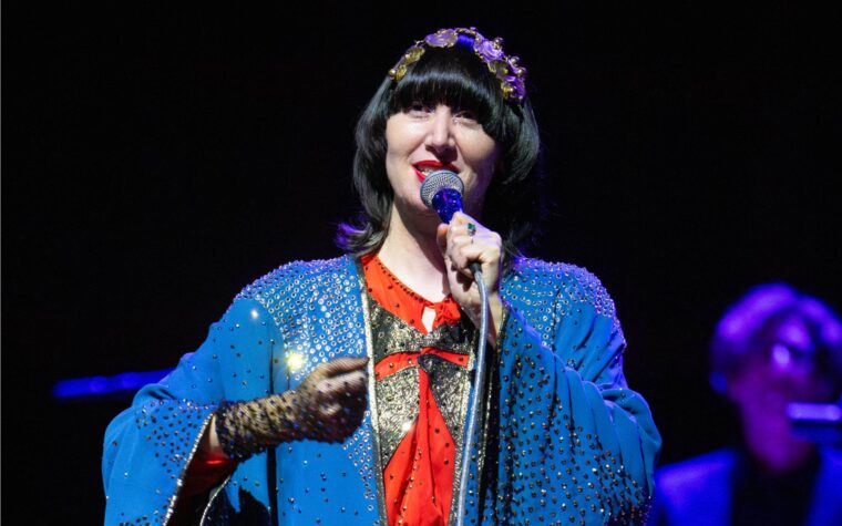 Karen O de Yeah Yeah Yeahs ne peut pas se produire à Daisy Chain Fields en raison d'une « urgence familiale » Karen O de Yeah Yeah Yeahs ne peut pas se produire à Daisy Chain Fields en raison d'une « urgence familiale »