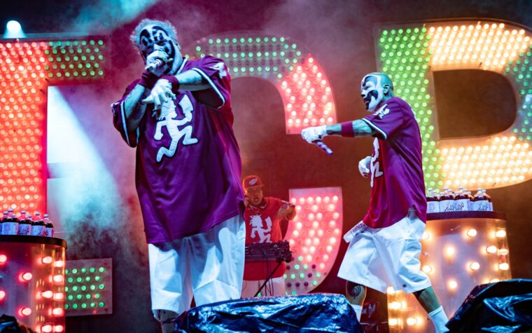 La police saisit des centaines de livres de drogue et procède à trois arrestations lors du rassemblement des Juggalos La police saisit des centaines de livres de drogue et procède à trois arrestations lors du rassemblement des Juggalos
