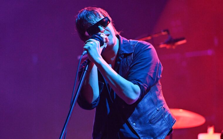 Les Strokes jouent « Going To Babble On » en direct pour la première fois à Just Like Heaven 2026 alors que Julian Casablancas qualifie James Murphy de LCD Soundsystem de « Brett Favre du rock indépendant ». Les Strokes jouent « Going To Babble On » en direct pour la première fois à Just Like Heaven 2026 alors que Julian Casablancas qualifie James Murphy de LCD Soundsystem de « Brett Favre du rock indépendant ».