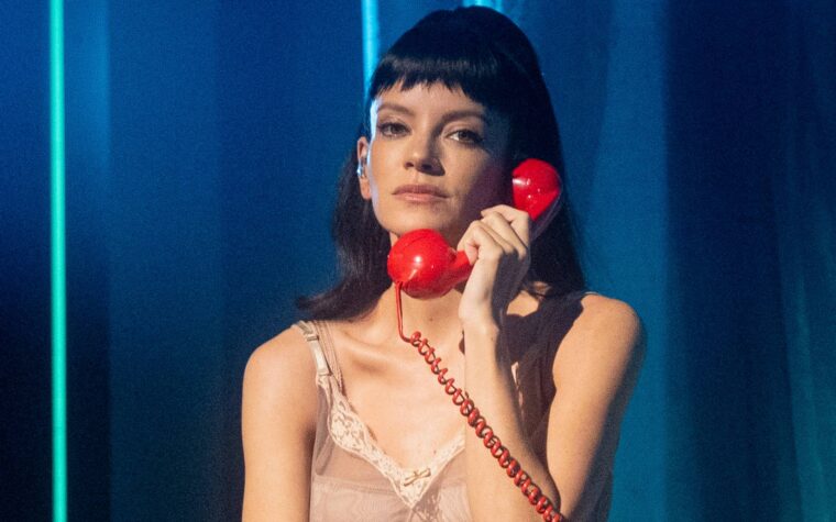Lily Allen répond aux critiques sur son manque d'interaction avec le public lors de la tournée « West End Girl » Lily Allen répond aux critiques sur son manque d'interaction avec le public lors de la tournée « West End Girl »