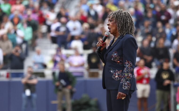 Martha Reeves attribue la performance virale bâclée de l'hymne national américain aux choristes et tente à nouveau de le faire à la télévision en direct Martha Reeves attribue la performance virale bâclée de l'hymne national américain aux choristes et tente à nouveau de le faire à la télévision en direct