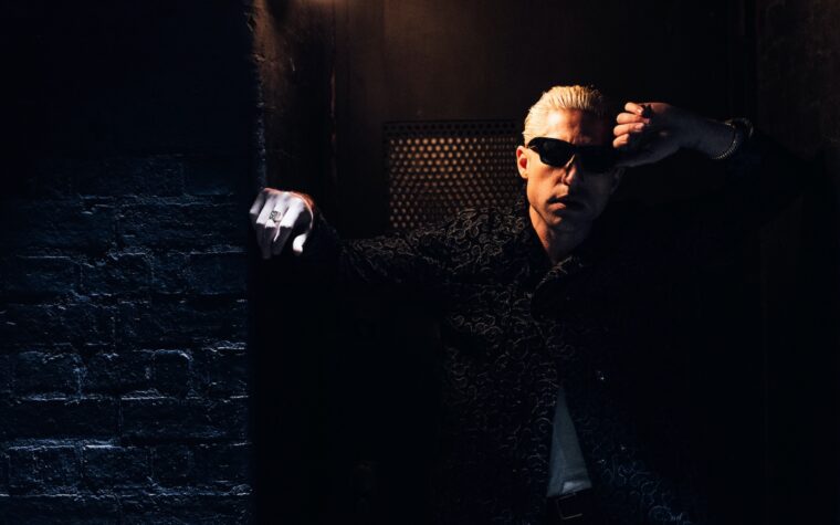 Michael Shuman de GLU sur le nouvel EP « Pony Boy », les projets d'album et pourquoi Queens Of A Stone Age ne fera pas la une des stades Michael Shuman de GLU sur le nouvel EP « Pony Boy », les projets d'album et pourquoi Queens Of A Stone Age ne fera pas la une des stades